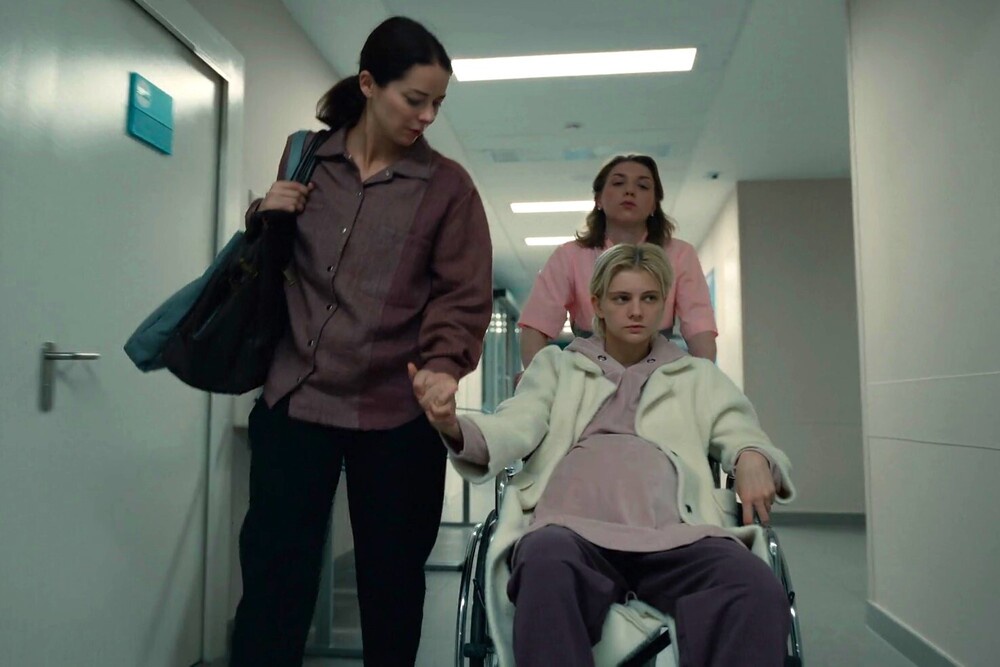Марина Александрова (слева) сыграла Леру - успешную московскую акушерку, чья карьера рушится из-за осложнений, возникших в родах. 