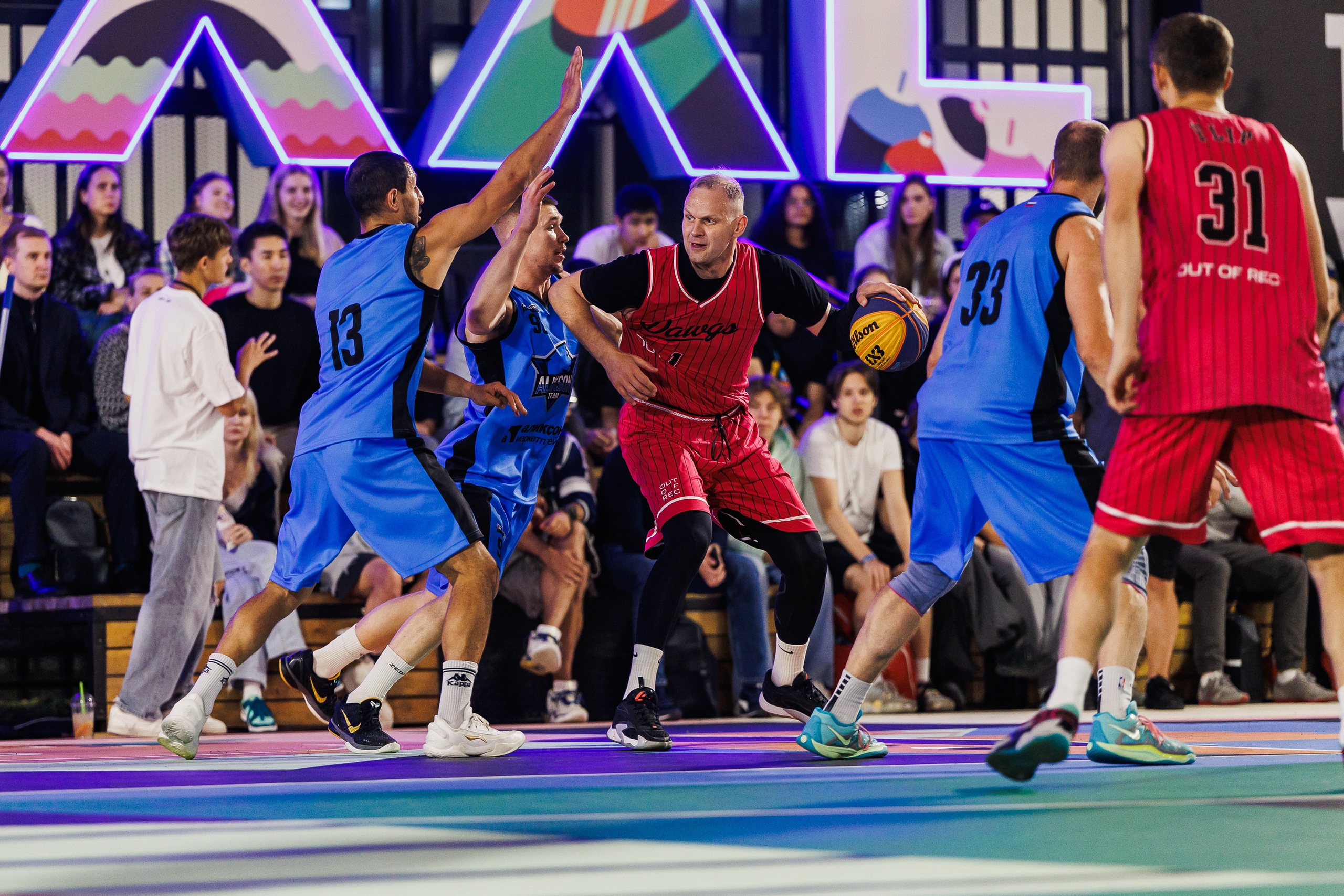 В числе первых, кто опробовал покрытие новой площадки, - чемпион Европы 2007 года по классическому баскетболу Антон Понкрашов (с мячом). В числе первых, кто опробовал покрытие новой площадки, - чемпион Европы 2007 года по классическому баскетболу Антон Понкрашов (с мячом).