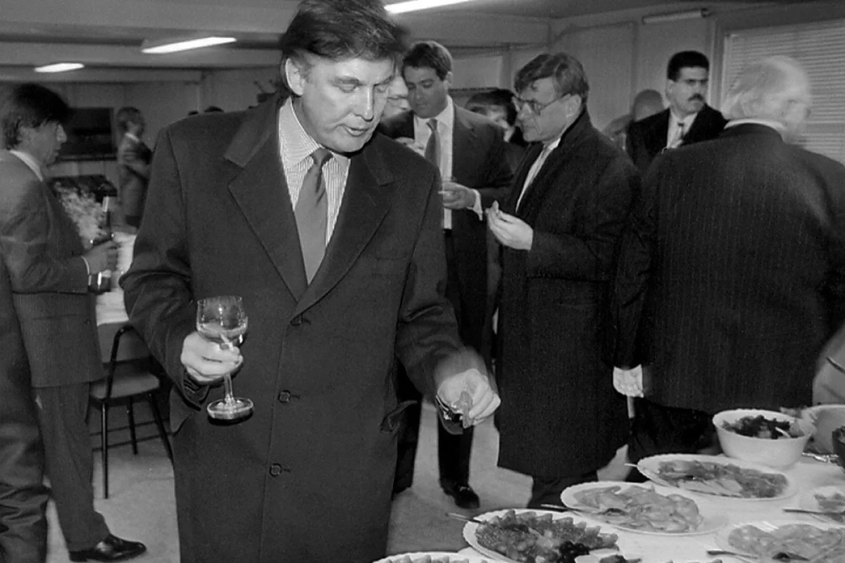 Дональд Трамп на банкете в Москве в 1996-м. Актер Владимир Пермяков на заднем плане. Дональд Трамп на банкете в Москве в 1996-м. Актер Владимир Пермяков на заднем плане.