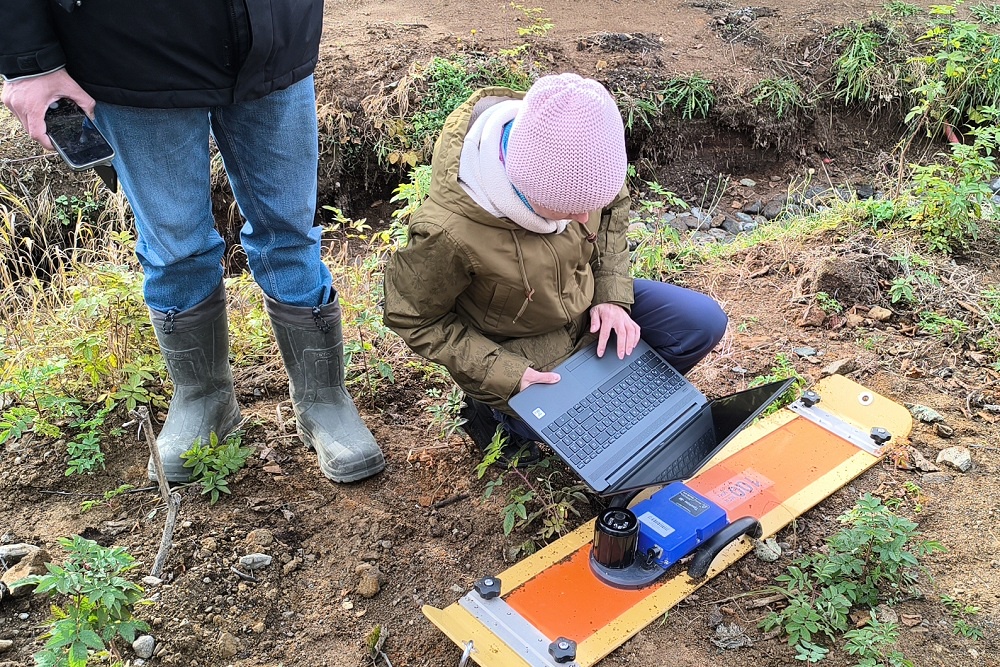 Георадар позволяет изучать геологическое строение на глубине до 100 метров, что важно для возведения сейсмостойких зданий и объектов.