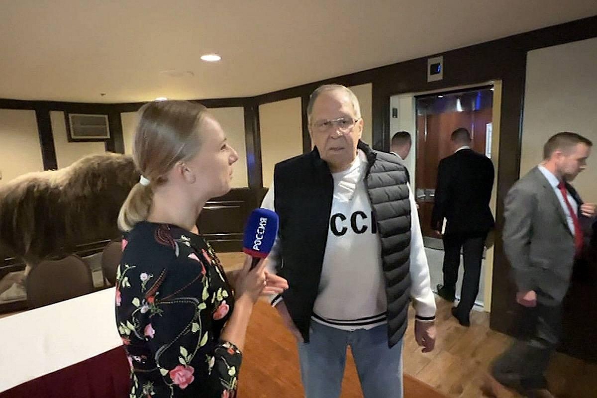 Глава МИД РФ Сергей Лавров прилетел на Аляску в свитере с надписью "СССР". 