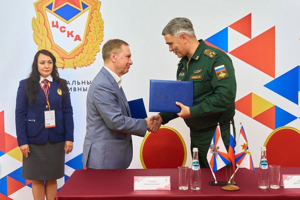 Военный и гражданский пожимают руки друг другу