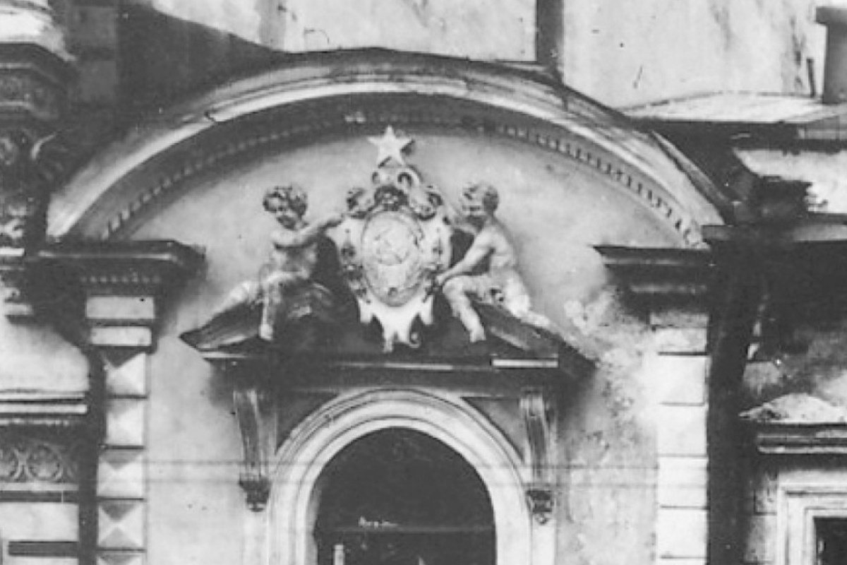 На этом архивном фото 1920-х годов путти держат герб с серпом и молотом, видна и пятиконечная звезда.