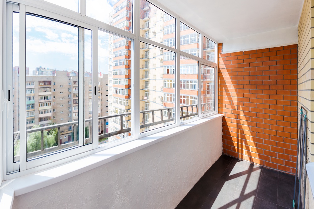 Оформление пространства лоджии и перепланировка ее в самостоятельное жилое помещение потребуют определенных согласований по техническим и юридическим вопросам, а также знаний по проведению строительных и ремонтных работ.