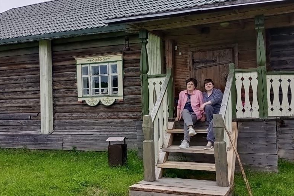 Наталия (слева) и Елена у своего родового дома в Кенозерье.