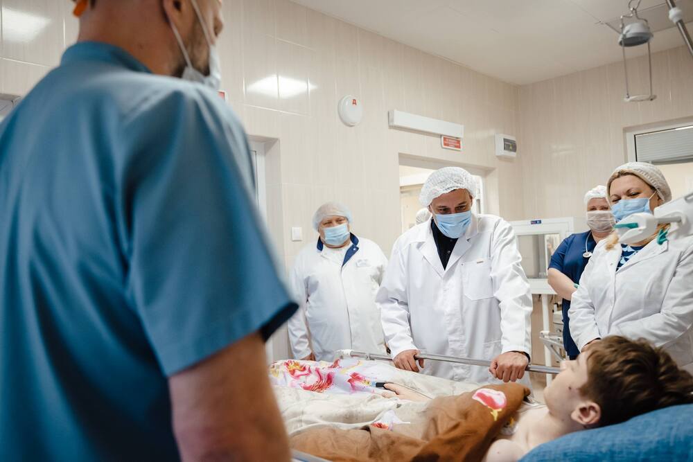 Александр Хинштейн навестил жителей Курска, пострадавших при атаке ВСУ на жилой дом Александр Хинштейн навестил жителей Курска, пострадавших при атаке ВСУ на жилой дом