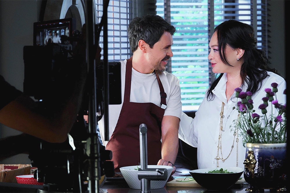 Павел Деревянко в паре с Ларисой Гузеевой в сериале "Три сестры" смотрится весьма органично.