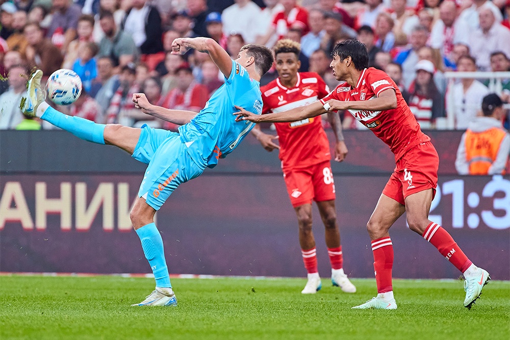 Александр Соболев (слева) впервые забил "Спартаку" после скандального перехода в "Зенит".