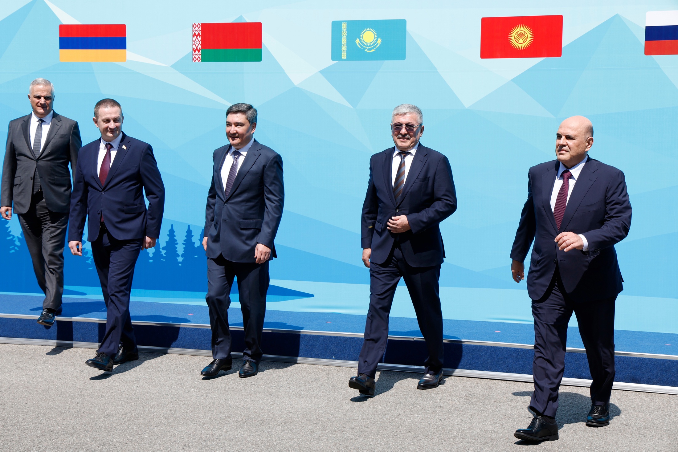 Михаил Мишустин и руководители других делегаций стран-участниц ЕАЭС во время совместного фотографирования.