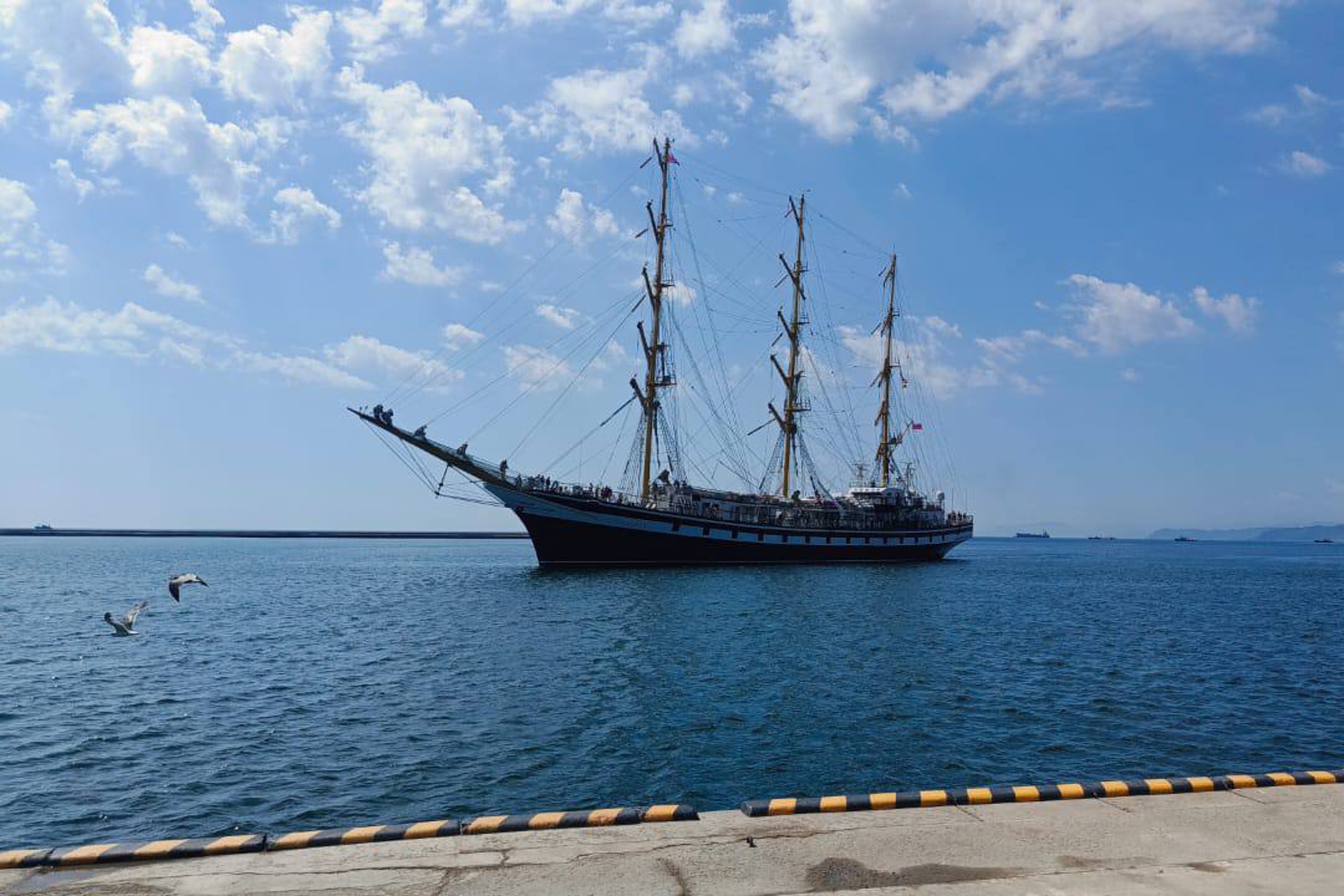 Российское парусное судно "Паллада" прибыло в порт Чондин в КНДР