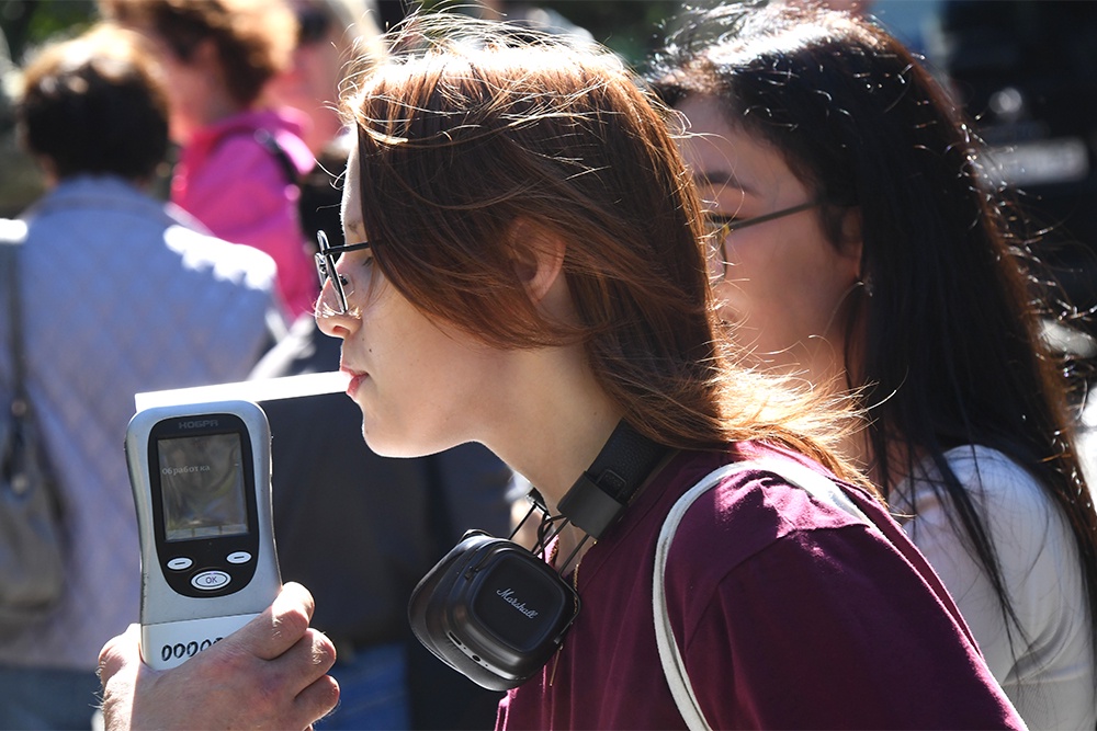 Если человек не водитель, то никто не заставит его дыхнуть в трубочку на улице. Только в медкабинете и при ярко выраженных подозрениях.