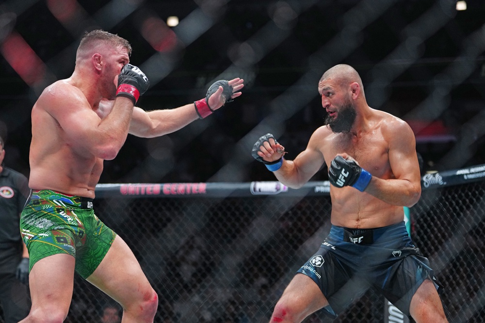 Титульный поединок между Хамзатом Чимаевым и Дрикусом дю Плесси.