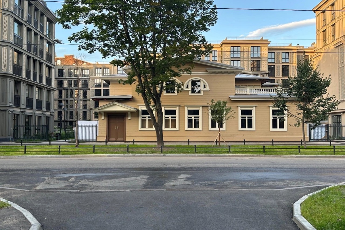 Как отмечают жители города, здание все же чем-то отличается от оригинала, но хорошо, что оно совсем не погибло.