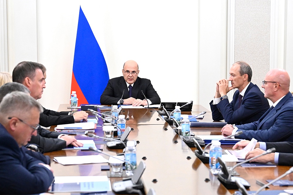 Михаил Мишустин попросил вицепремьеров держать ситуацию с подготовкой к 1 сентября на контроле. Михаил Мишустин попросил вицепремьеров держать ситуацию с подготовкой к 1 сентября на контроле.