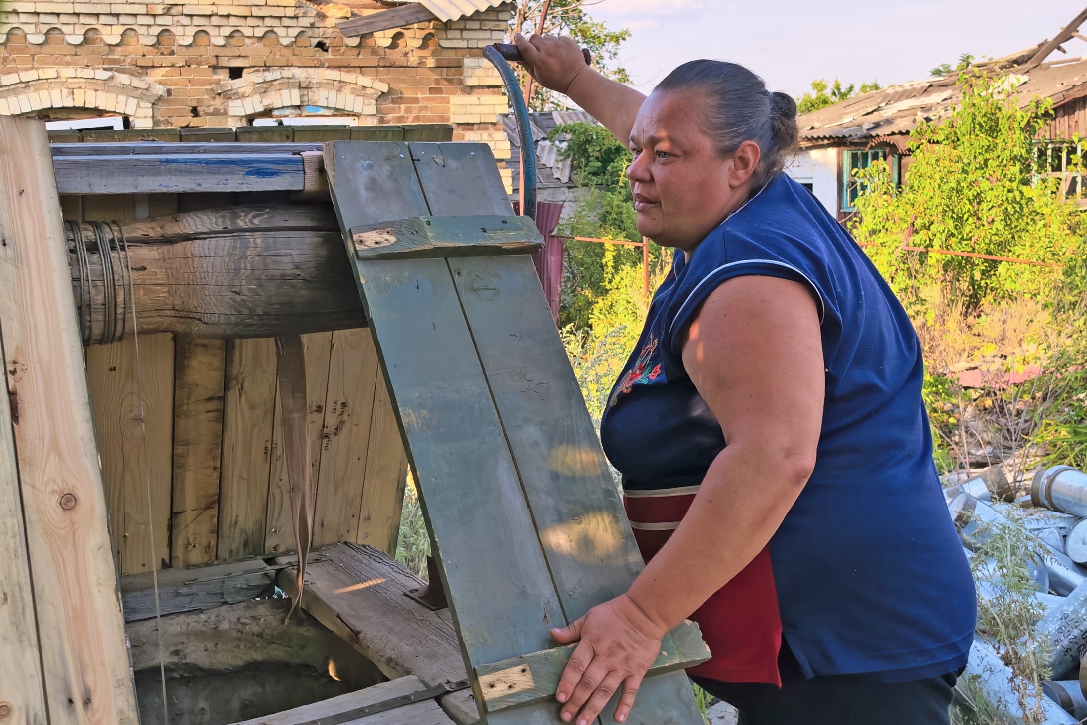 - Меня называют мэром Марьинки, - улыбается Галина. - А что, я тут живу одна, сама собой управляю, чем не мэр?