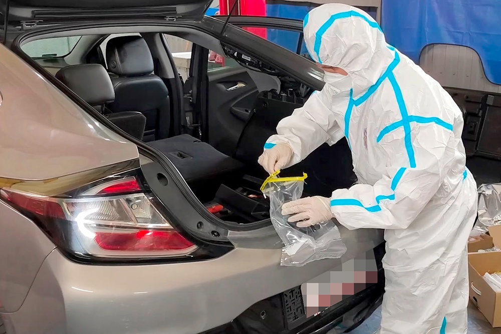 Взрывотехники ФСБ извлекли из "Шевроле" мощную бомбу, сделанную на основе пластичной финской взрывчатки.