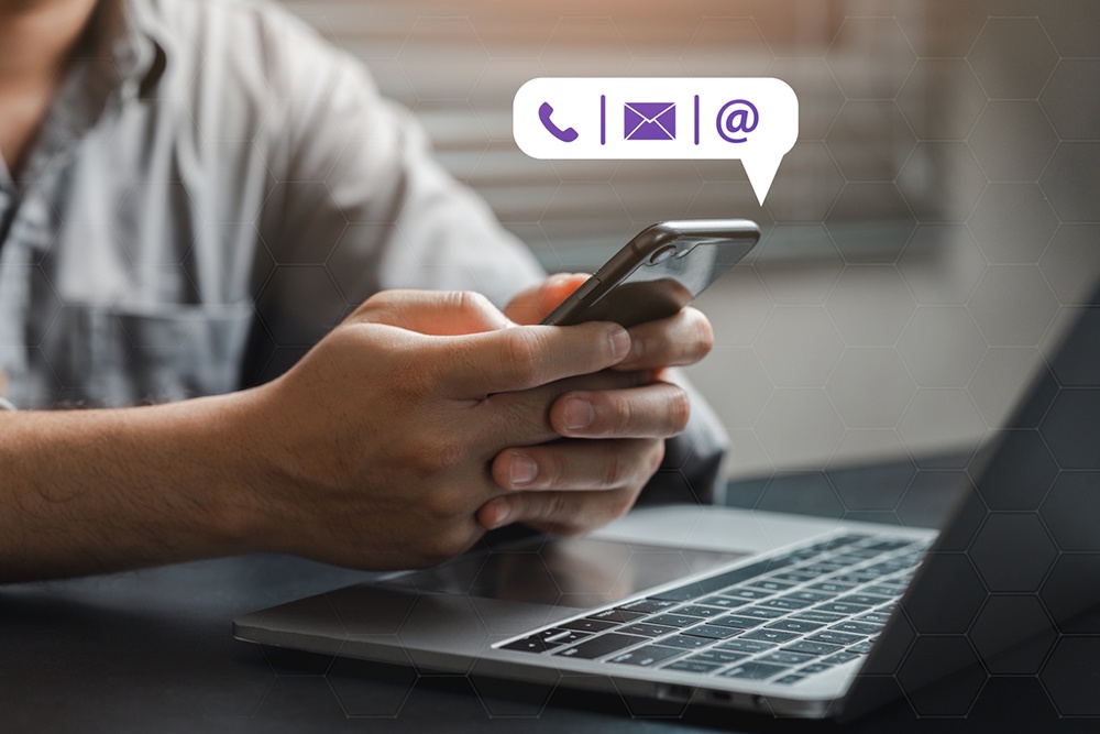 Человек общается в интернете с помощью смартфона