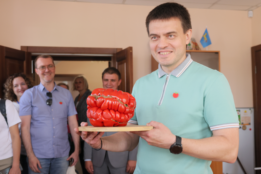 Губернатору Михаилу Котюкову в Минусинске показали помидор-рекордсмен. 