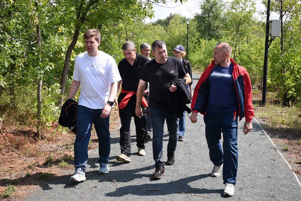 Альберт Юмадилов (слева) призвал объединить усилия, чтобы привести в порядок город. Альберт Юмадилов (слева) призвал объединить усилия, чтобы привести в порядок город.