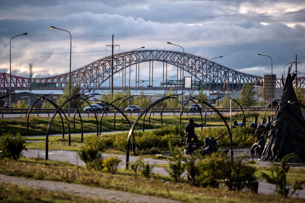 Вид на мост через реку Иртыш "Красный Дракон" из культурно-туристического комплекса "Археопарк" в городе Ханты-Мансийске.