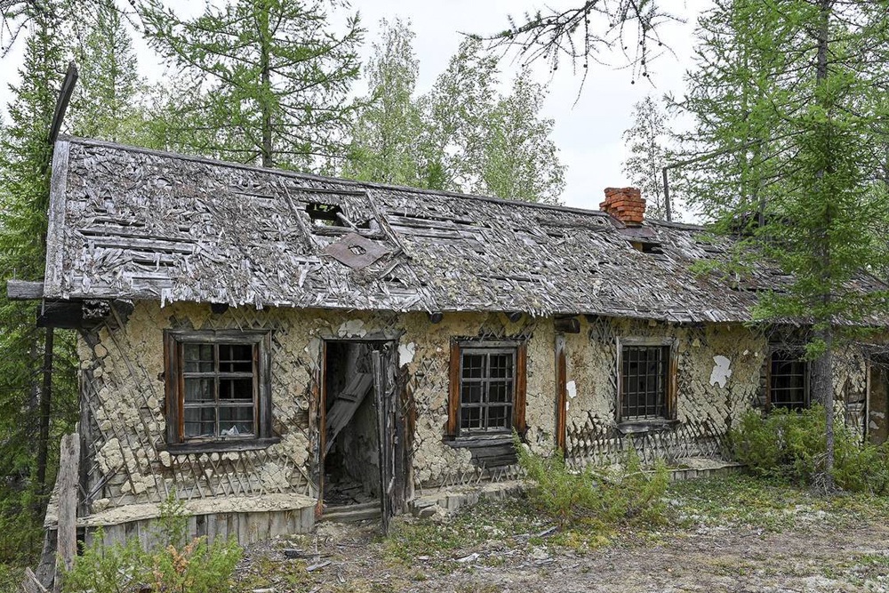 Лагерный пункт усиленного режима заложили в марте 1950 года в 217 километрах от Салехарда. На снимке: разъезд "Глухариный" до и после реконструкции.