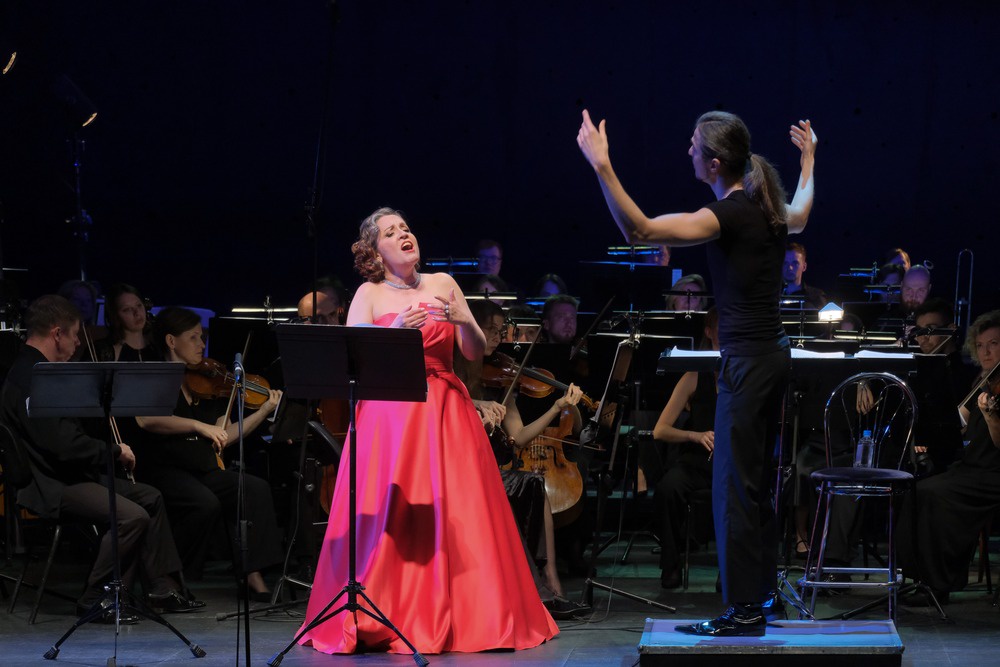 "Волшебная флейта" Моцарта в формате semi-stage. На сцене сопрано Надежда Павлова и дирижер Филипп Чижевский.