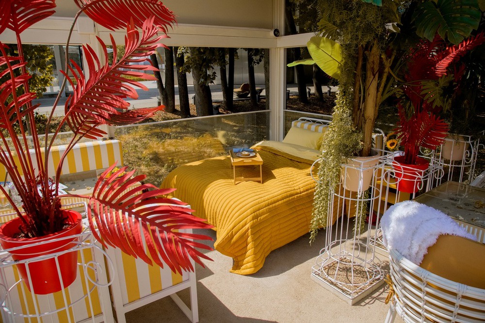 Теперь забронировать можно не только столик, но и кровать. Но стейк лежа есть будет неудобно. 