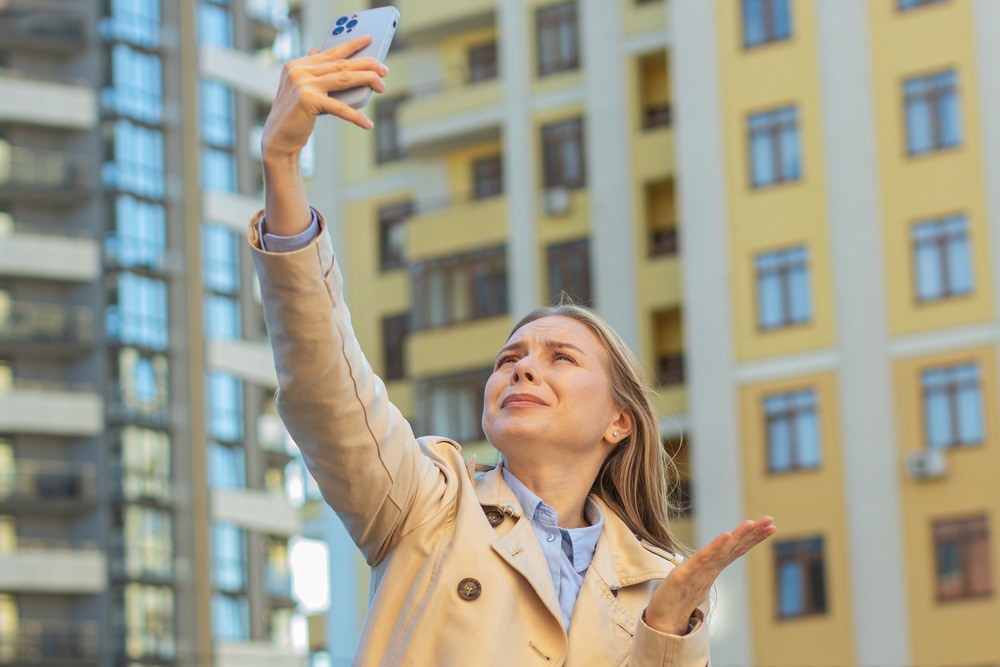 Когда интернет-сигнал глушат, не поможет ни поднимать телефон повыше, ни подкидывать его вверх. 
