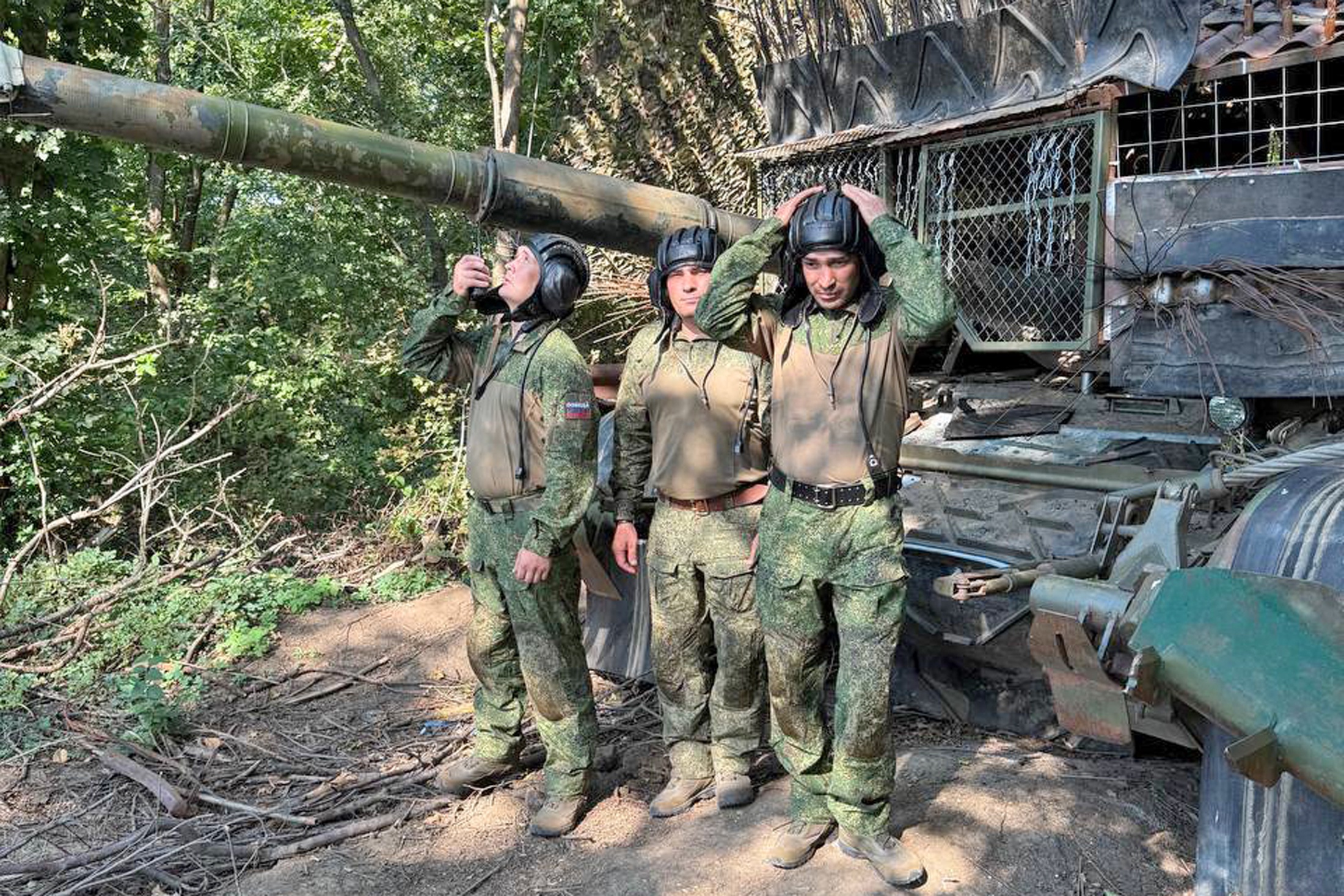 Экипаж машины боевой: командир Сургут (слева), оператор-наводчик Квадрат и механик-водитель Цыган.