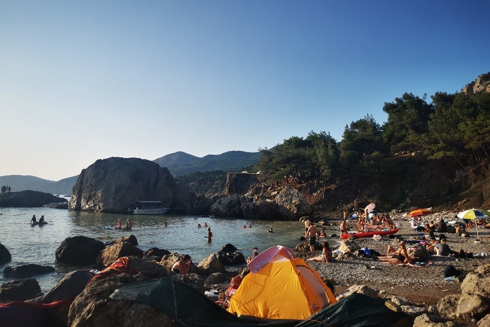 Дикие пляжи у мыса Айя популярны у любителей палаточного отдыха.