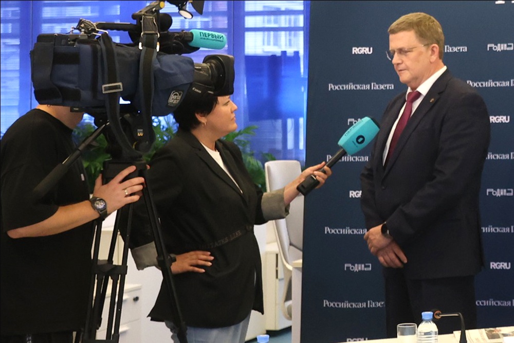Академик Олег Орлов дает интервью белорусским тележурналистам о запуске "Биона-М" № 2 в редакции "Российской газеты".