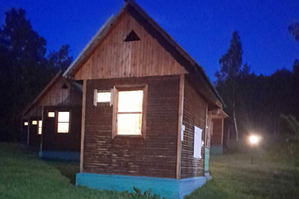 Домики оздоровительного лагеря, в котором произошла трагедия. Домики оздоровительного лагеря, в котором произошла трагедия.