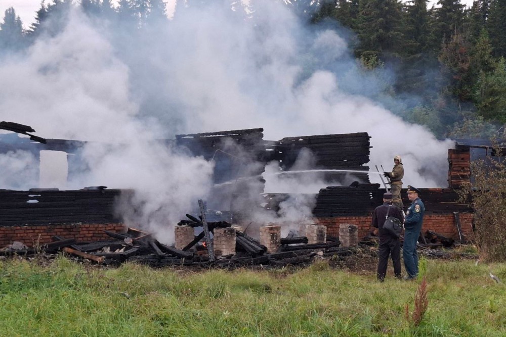 В Кировской области сгорел многоквартирный жилой дом В Кировской области сгорел многоквартирный жилой дом
