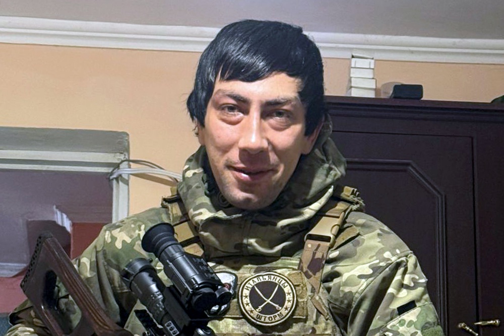 На полигоне Аскер попал в мишень из снайперской винтовки с 1200 метров, хотя рубеж был 800 метров.