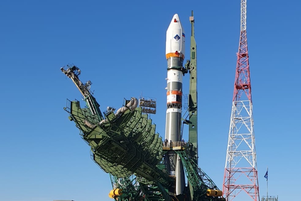 Ракету "Союз" с биоспутником вывезли на стартовый комплекс за сутки до старта. На борту мыши, мухи дрозофилы, муравьи, микроорганизмы и те самые семена томатов от школьников.