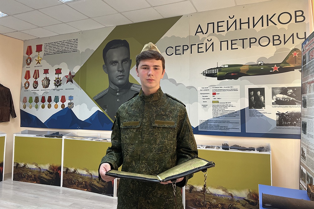 В школьном музее Алейникову посвящена экспозиция - огромная, длиной четыре метра и высотой больше двух - панорама с фотографиями.