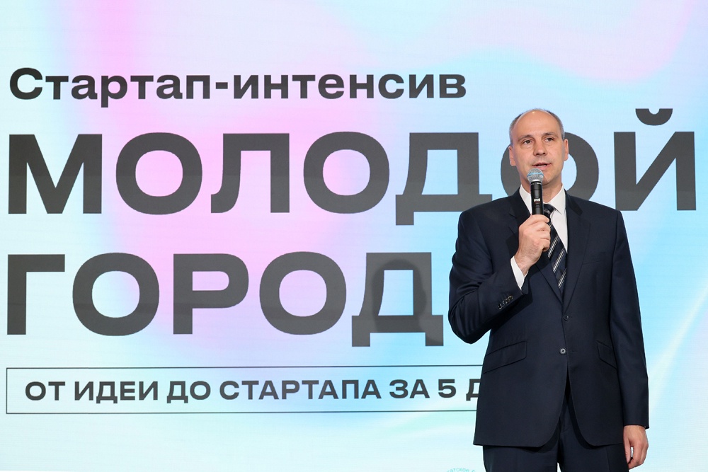 Накануне фестиваля Денис Паслер принял участие в открытии в Екатеринбурге еще одного пространства для творческой и активной молодежи.