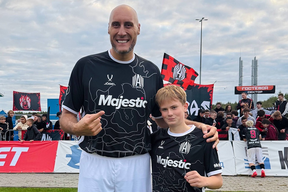 Экс-баскетболисту и теперь футболисту Павлу Подкользину уже 40 лет, Васе Гончарову - только 14. 