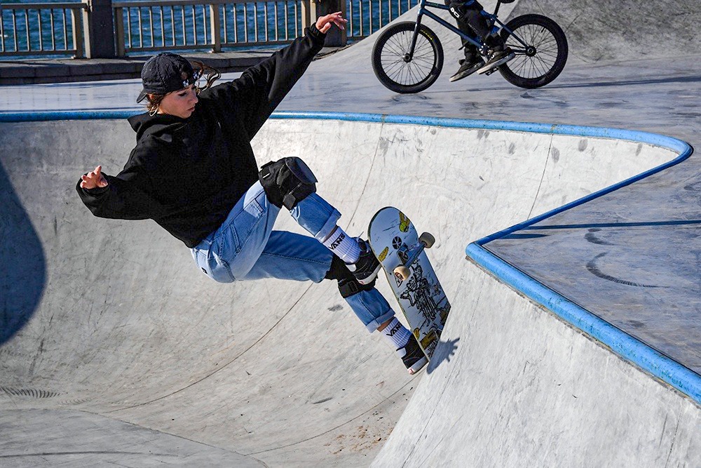 Свое мастерство зрителям демонстрирует чемпионка России в дисциплине "парк" Лилия Суханькова.