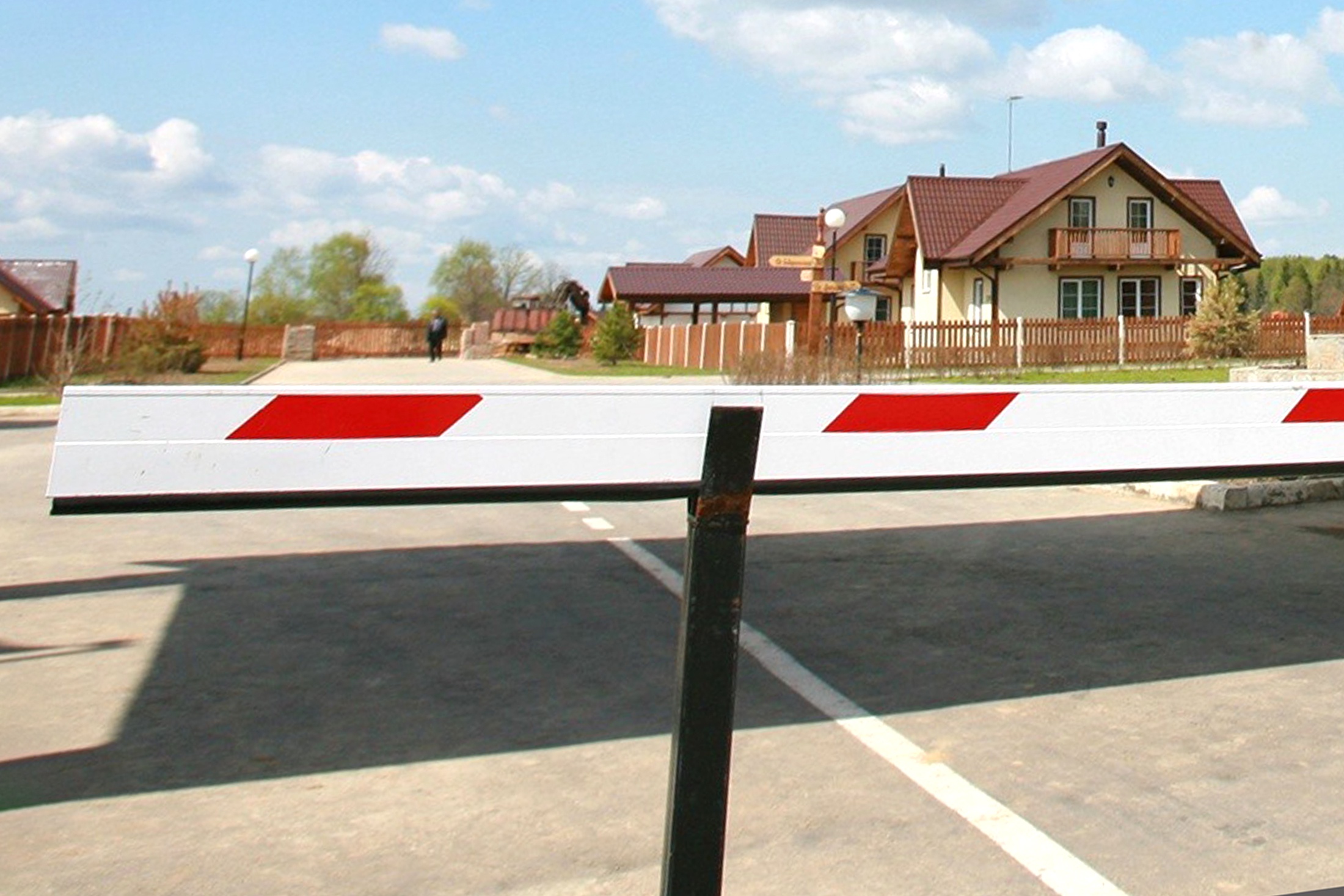 Даже если гражданин не платит за шлагбаум в частном поселке, его обязаны пропустить к дому. А с оплатой и долгами надо разбираться отдельно.