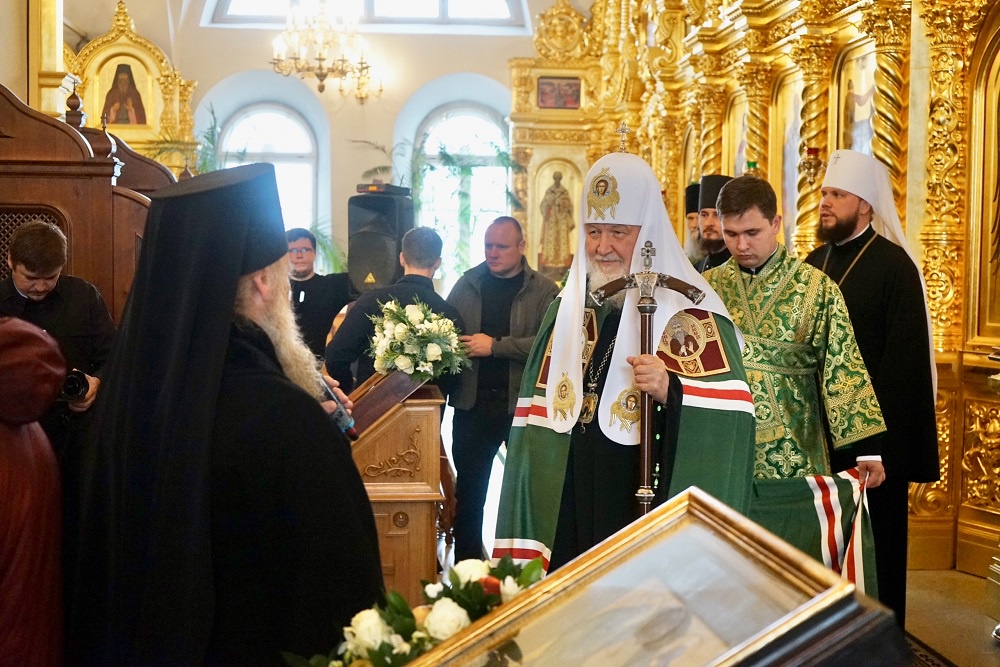 После молитвы у мощей Соловецких основателей, преподобных Зосимы, Савватия и Германа, глава РПЦ обратился к братии монастыря, жителям Соловков и богомольцам, приехавшим в эти дни на архипелаг из разных уголков России. После молитвы у мощей Соловецких основателей, преподобных Зосимы, Савватия и Германа, глава РПЦ обратился к братии монастыря, жителям Соловков и богомольцам, приехавшим в эти дни на архипелаг из разных уголков России.