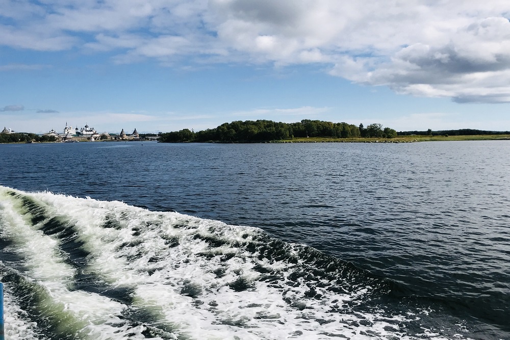 Расстояние от архипелага Кузова до Соловецких островов составляет около 30 километров: если преодолевать этот путь по Белому морю на веслах, поход может занять минимум один день - все зависит от погоды. Расстояние от архипелага Кузова до Соловецких островов составляет около 30 километров: если преодолевать этот путь по Белому морю на веслах, поход может занять минимум один день - все зависит от погоды.