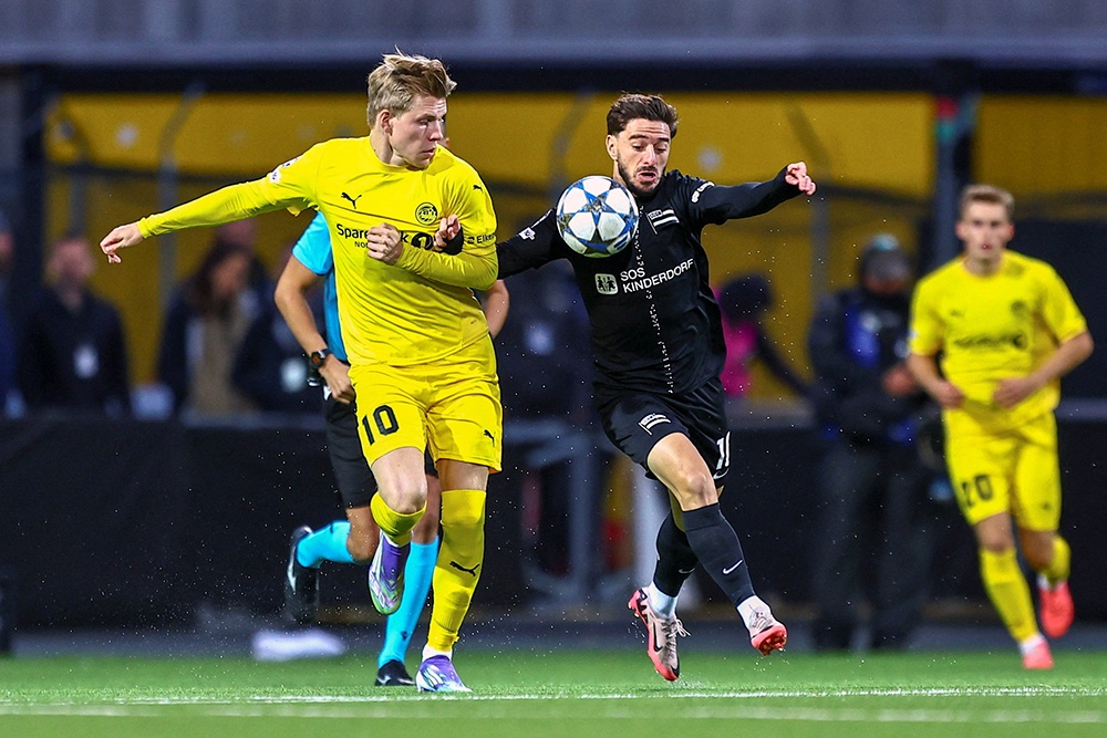 Футболисты "Буде-Глимт" (слева) рвутся в общий этап Лиги чемпионов.