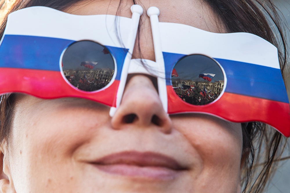 Возвращение российского флага было с энтузиазмом воспринято
большинством граждан страны.