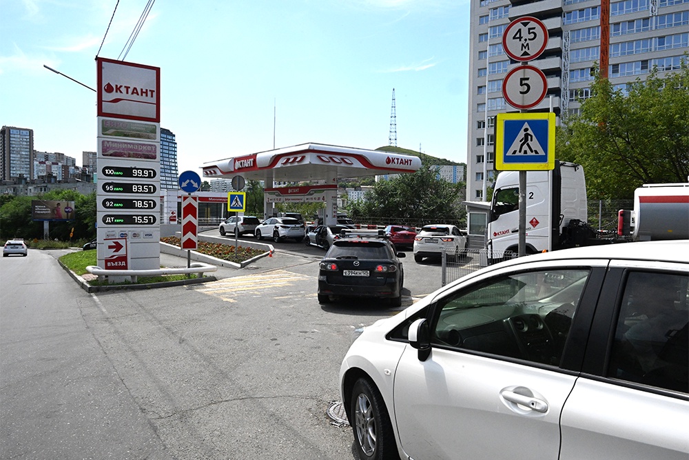 Бензин на станциях в Приморье заканчивается раньше, чем его успевают подвозить бензовозы. В последние дни продажи топлива выросли на 30%. Бензин на станциях в Приморье заканчивается раньше, чем его успевают подвозить бензовозы. В последние дни продажи топлива выросли на 30%.