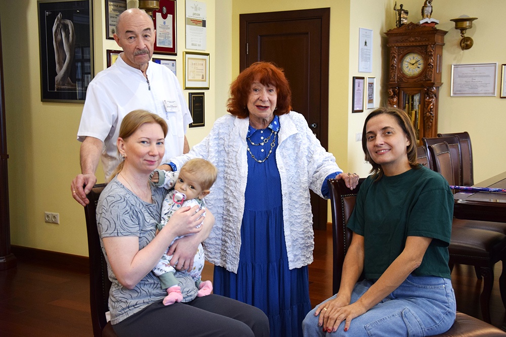 Породнила одна печень. Академик Сергей Готье и обозреватель "Российской газеты" Ирина Краснопольская со спасенными - малышкой Валерией Кривенко из Санкт-Петербурга (у мамы Иры на руках) и Александрой Рыковой из Калужской области (справа).