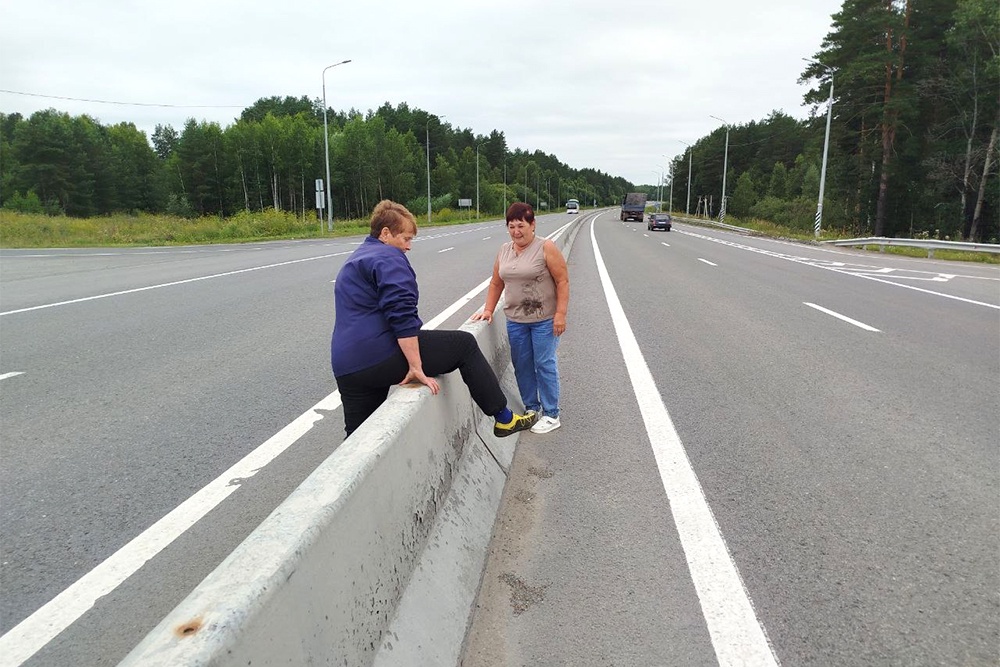 Жители сел попали в ловушку. Безопасно попасть на другую сторону дороги можно только на такси за 1500 рублей.