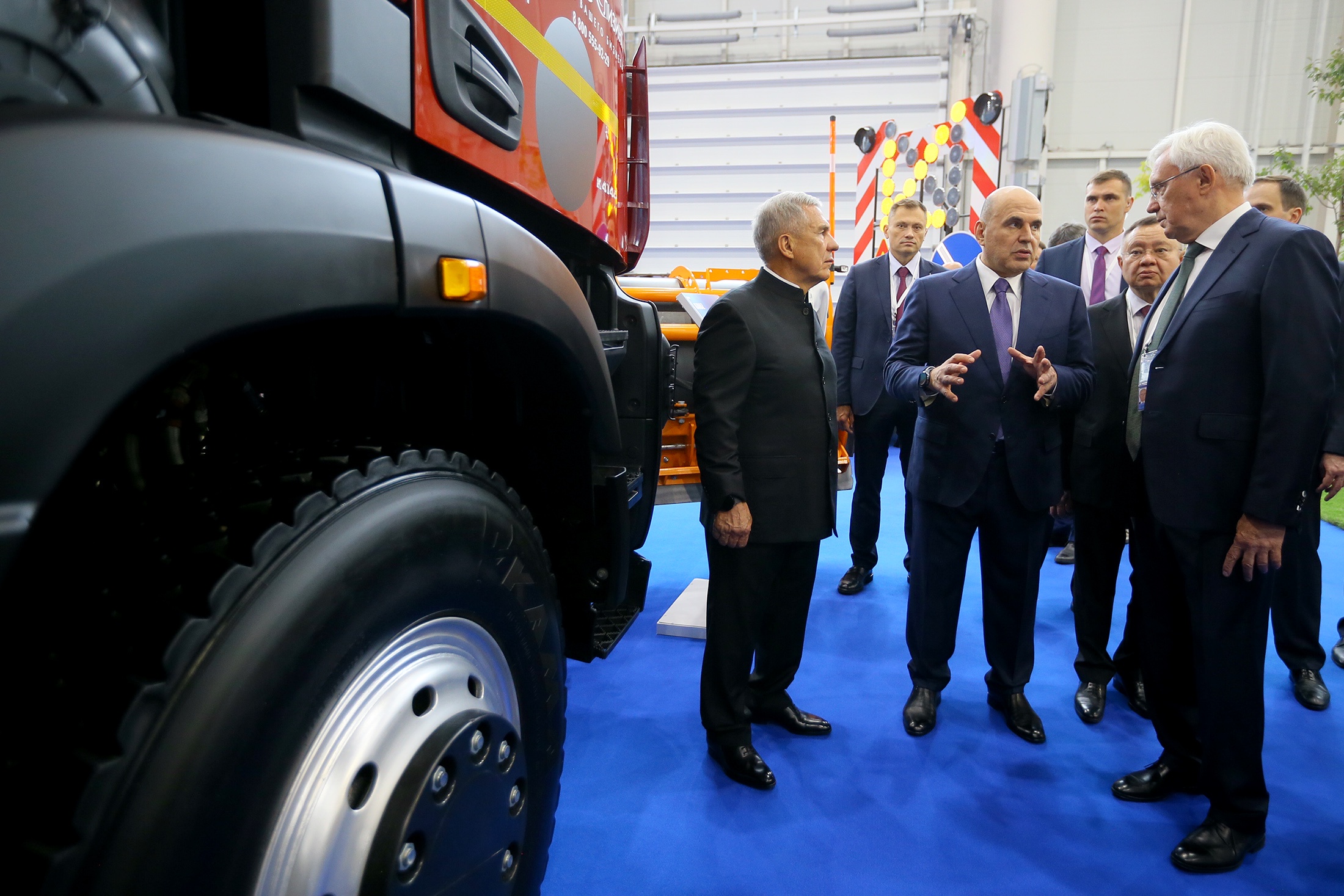 Михаил Мишустин и глава Татарстана Рустам Минниханов осмотрели выставку о прошлом и настоящем малых городов.