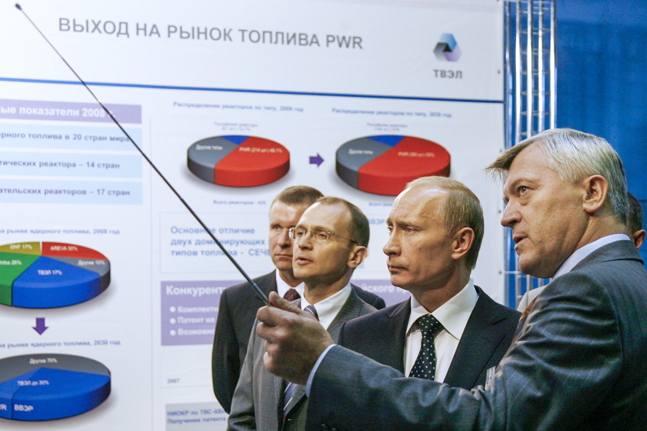 29 июля 2008 года. Вице-президент ОАО "ТВЭЛ" Петр Лавренюк, премьер-министр РФ Владимир Путин, глава госкорпорации "Росатом" Сергей Кириенко (справа налево) во время посещения одного из крупнейших в мире производителей ядерного топлива для АЭС машиностроительного завода "Элемаш" в подмосковной Электростали.