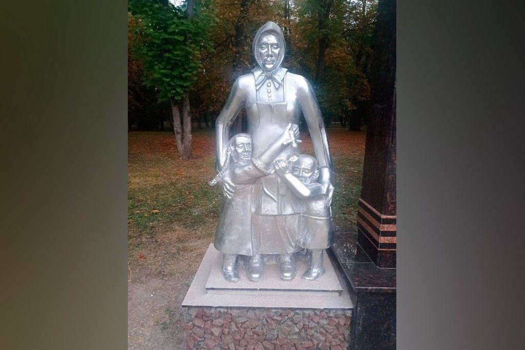 Памятник местные жители не оценили и потребовали убрать. Памятник местные жители не оценили и потребовали убрать.